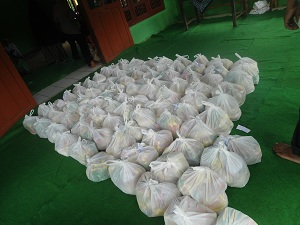 Paket sembako untuk pasar murah di Dusun Slembi