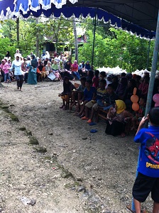 Sekitar dua ratusan warga hadir memeriahkan pasar sembako di halaman Masjid An Nur Toboyo