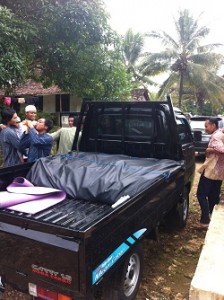 Mobil pick up pesantren yang mengangkut 80 paket sembako