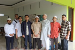 Rekan-rekan Toyota bersama Ustadz M. Abduh Tuasikal yang berada di tengah (baju coklat)