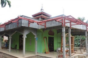 Salah satu masjid yang sedang direnovasi di Desa Girisuko