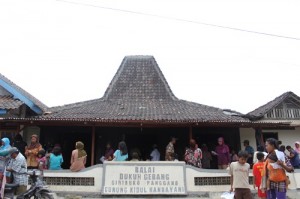 Balai Dusun Gebang, Girisuko, nampak banyak warga yang menghadiri pasar murah