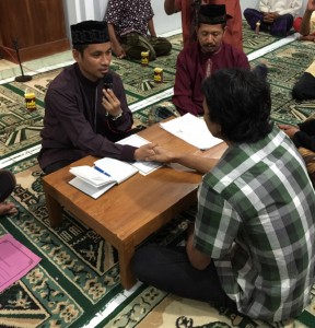 Ikrar syahadat dengan Ustadz Muhammad Abduh Tuasikal di Masjid Al-Huda Dusun Sawah, Desa Girisekar, 15 Agustus 2015.