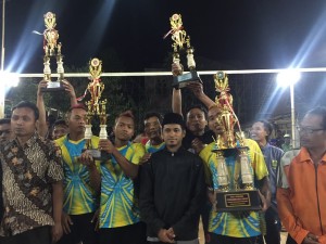 Penyerahan hadiah voli Agustusan 2015 bagi klub Angkasa Warak